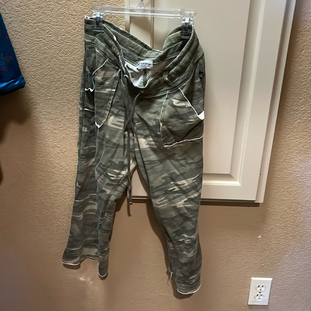 Cropped length camo  sweats